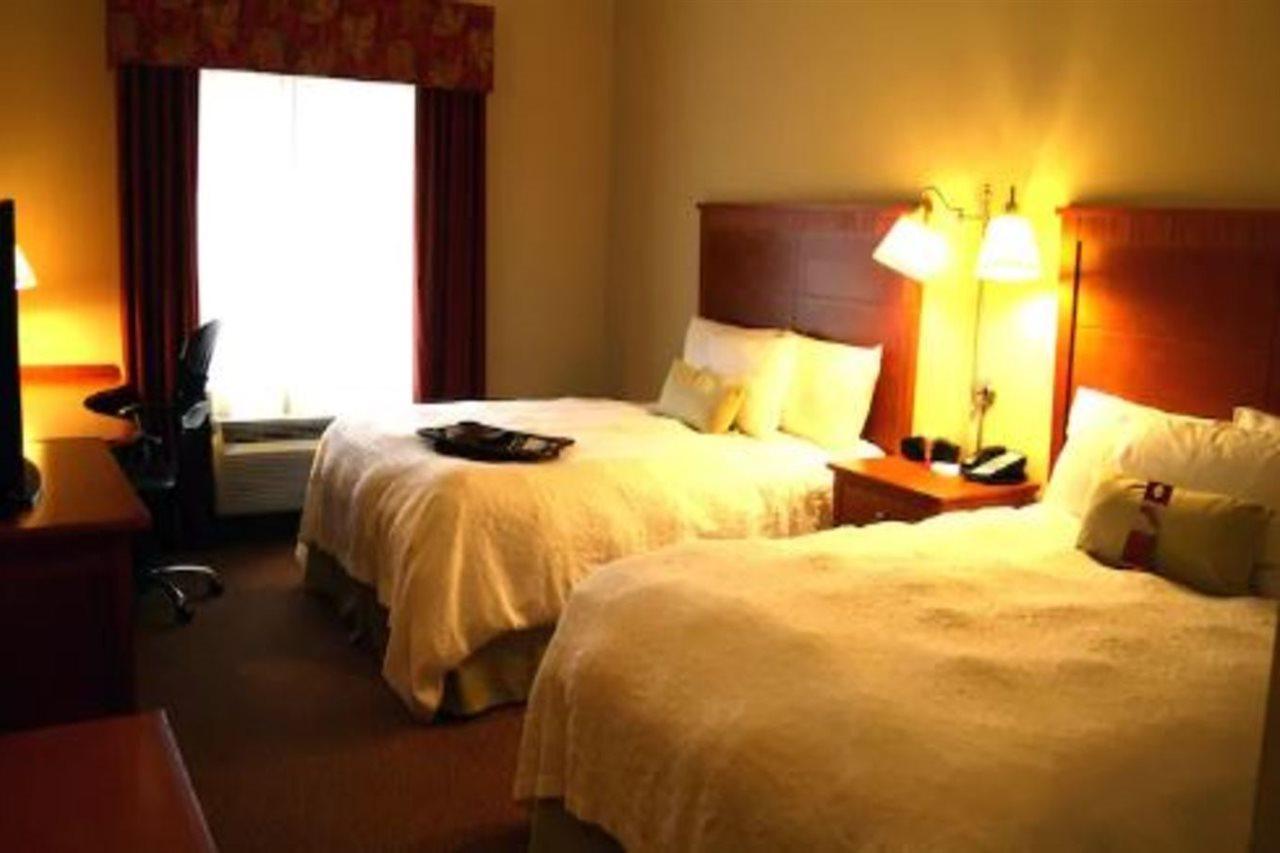 Hampton Inn Клинтон Экстерьер фото
