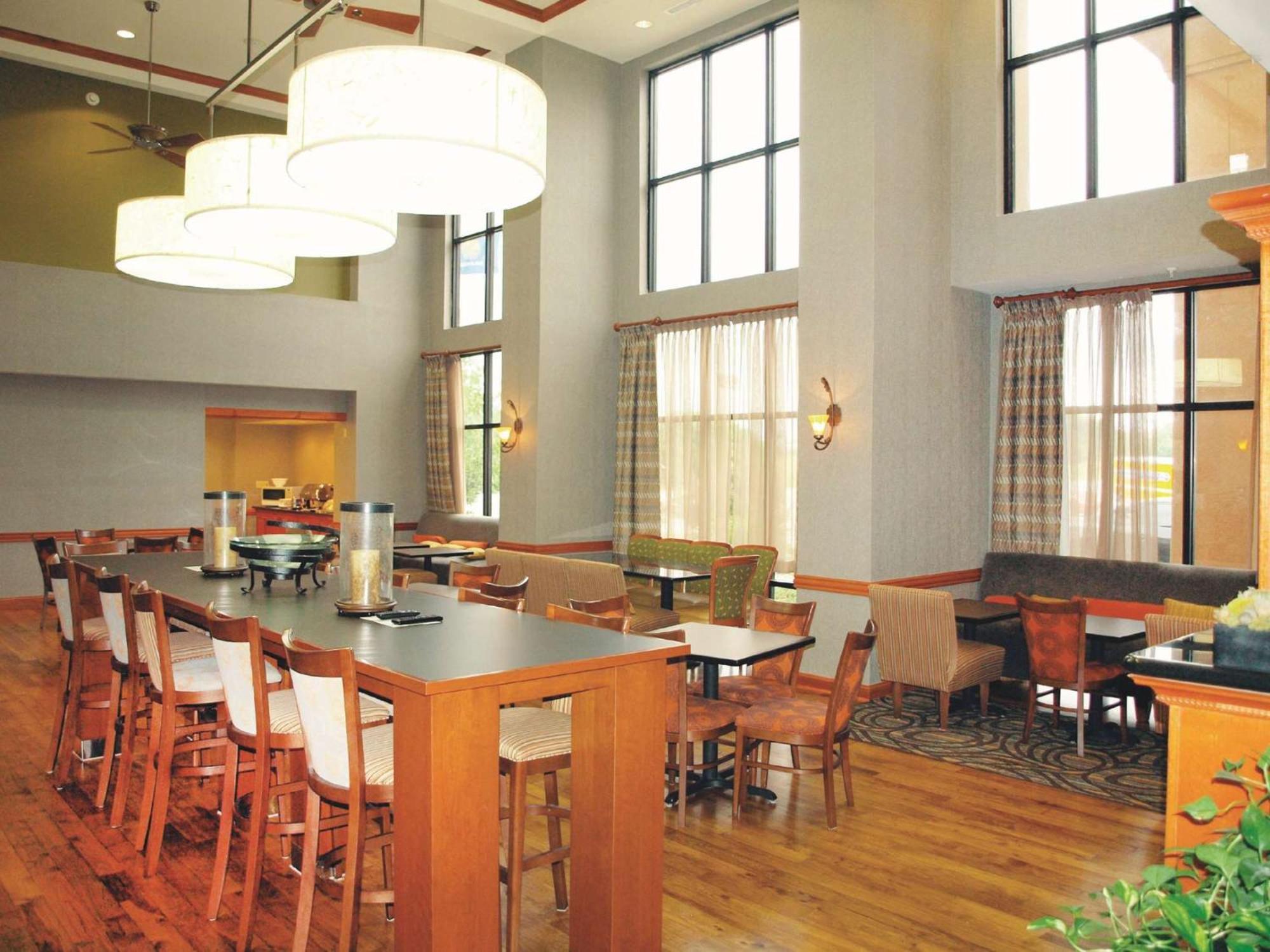 Hampton Inn Клинтон Экстерьер фото